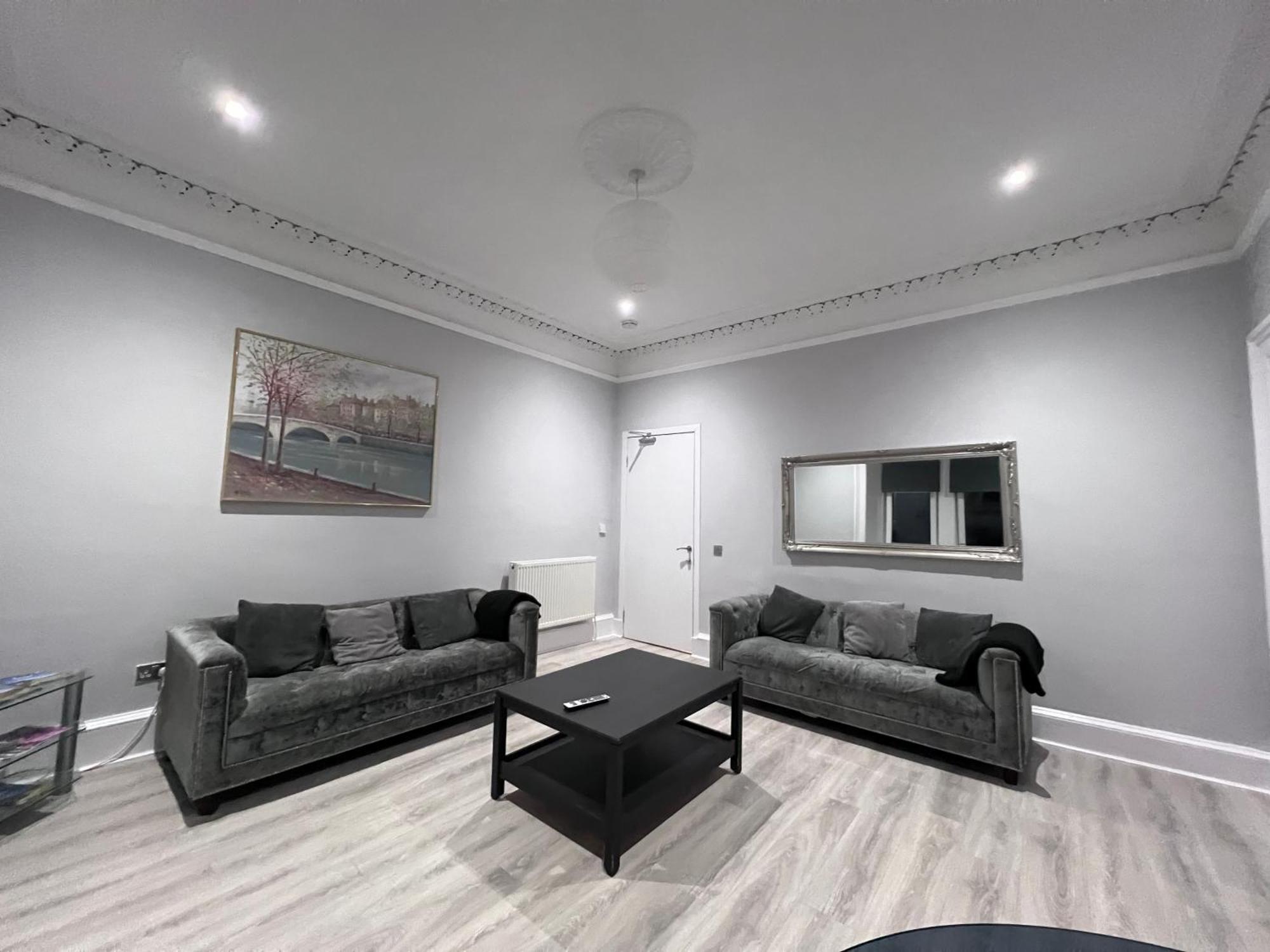 Lovely 4 Bedroom 2Nd Floor Walk Up Apartment 에든버러 외부 사진